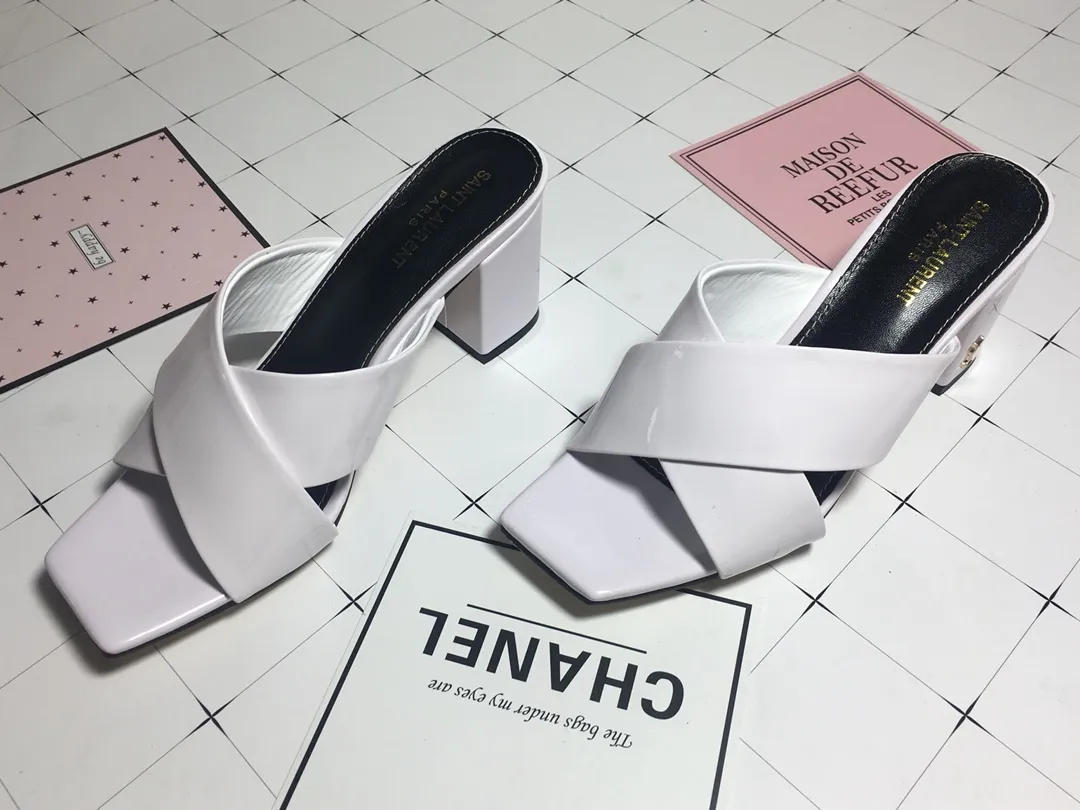 👟👟Ex-factory price 340👟👟 Genuine leather base +40 7CM heel cow patent leather series. 2018 Saint Laurent YSL’s strongest new cross-strap slippers are available in two heel heights. They are 7CM and 9CM respectively. The fabric is made of cowhide. The lining is made of first-layer sheepskin. Size: 34-41 (size 42 can be customized). It is very stable when walking and does not lose its heel.
